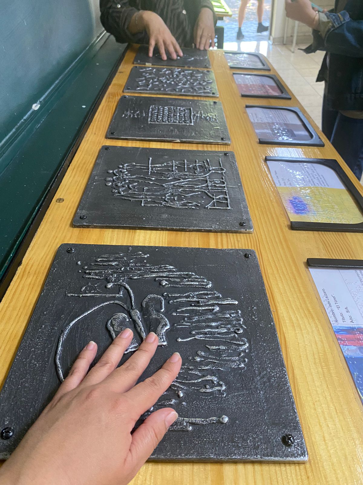 Galería de relieves escultóricos para personas ciegas y de baja visión. Serie Colección pedagógica-UMCE: Democratización y acceso al arte.